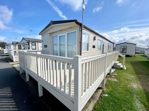 8 berth, pet friendly caravan Lyons Winkups, Towyn