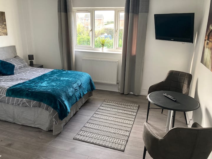 Large Ensuite Room - Medical Staff Only - Wrexham