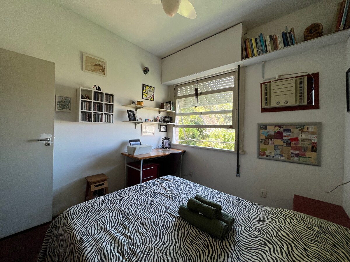 Chumba kinaonekana kutoka kwenye ubao wa kushoto wa kitanda