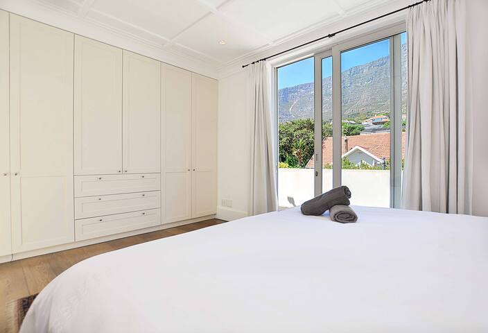 Unique 3 bedroom apartment with VIEWS! gallery image 4