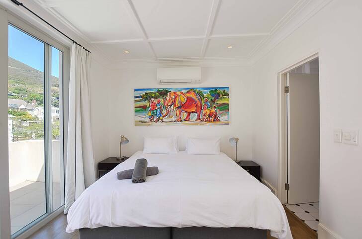 Unique 3 bedroom apartment with VIEWS! gallery image 2