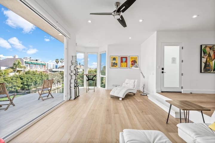 3 bedroom flat with canal view & roof top deck