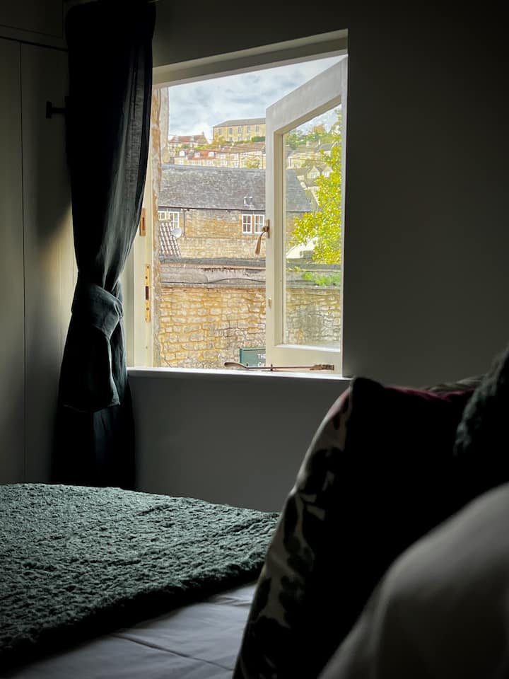 إطلالة من السرير في غرفة النوم الثانية