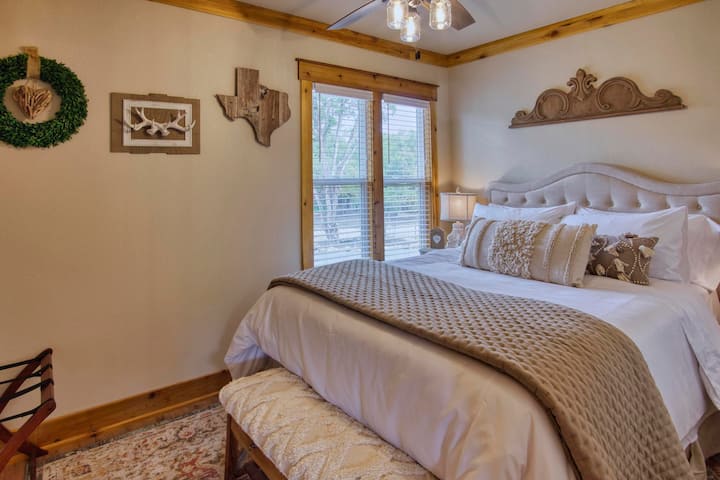 Втората спална соба со брачен кревет (широк 150-179 см). 