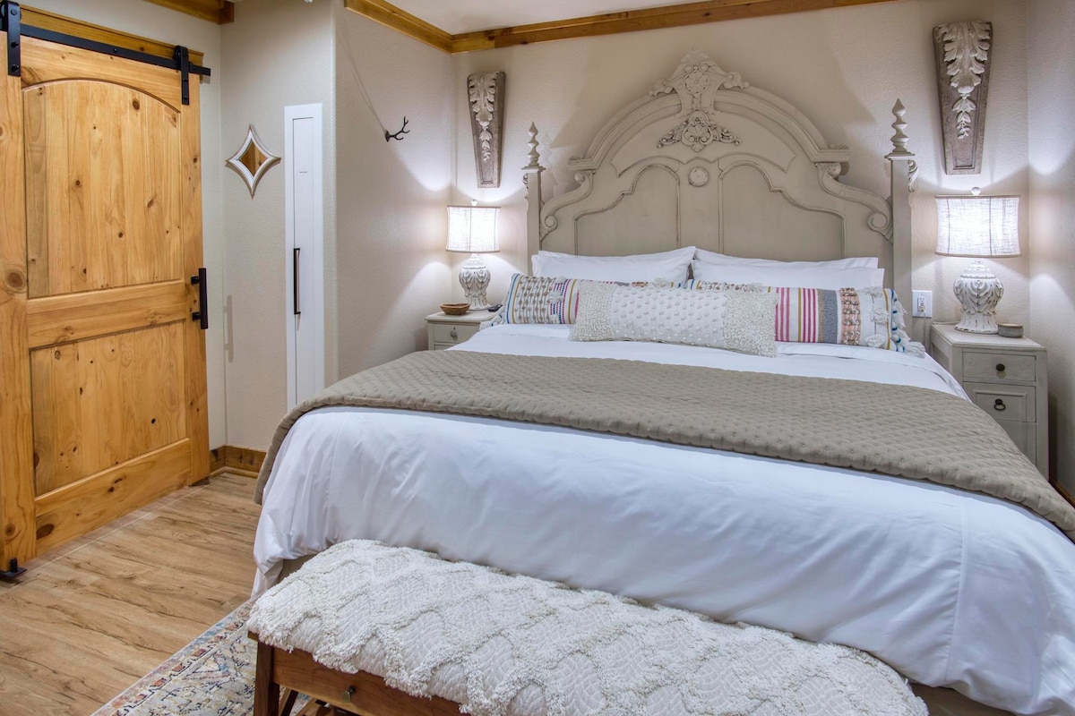 Primarna spavaća soba ima bračni krevet i vlastitu kupaonicu. 