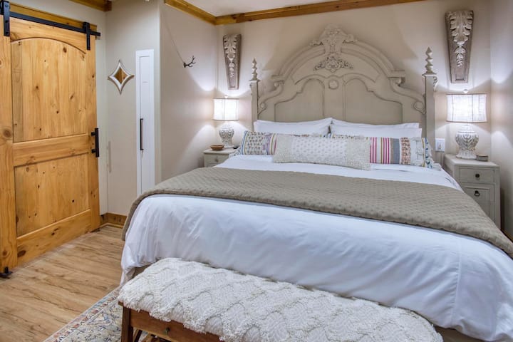 Основната спална соба има брачен кревет (широк 150-179 см) и сопствена бања. 