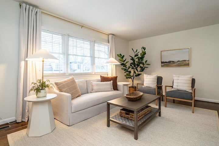 Stylish & Comfy North Hills Getaway! - Raleigh, NC