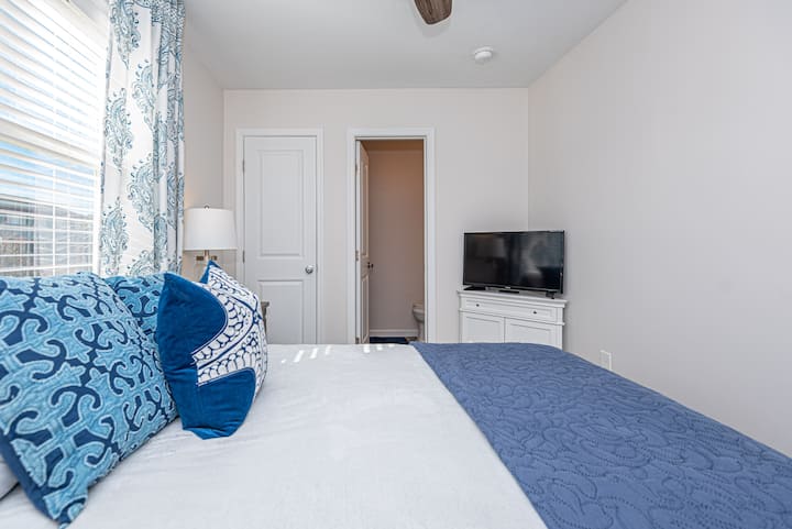 Dhomë gjumi private në katin e sipërm, krevat dopio "queen"