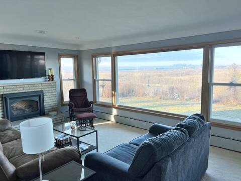 Quiet convenient home with VIEW!