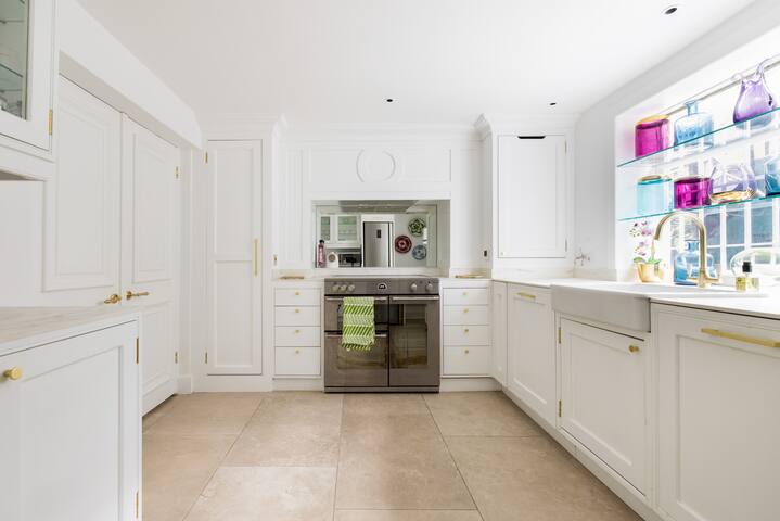 The Impressionist’s Fireplace 4 BR Home in Chelsea gallery image 5