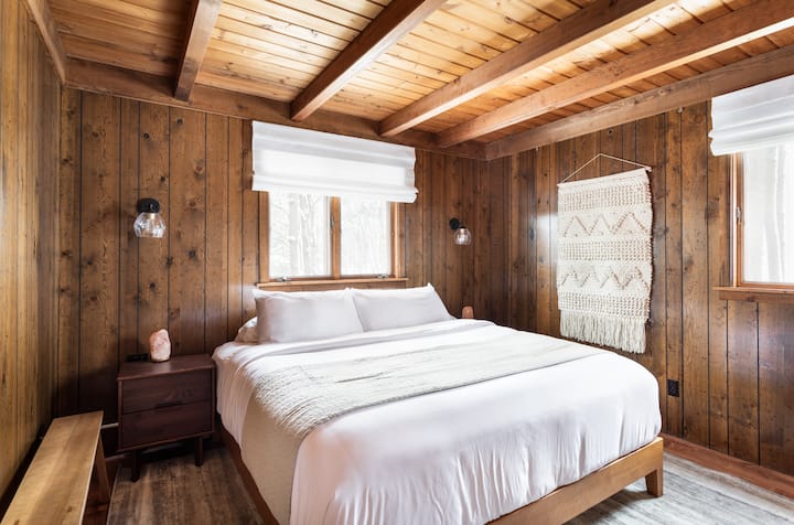 Dormitorio del segundo piso con cama king size y televisor inteligente