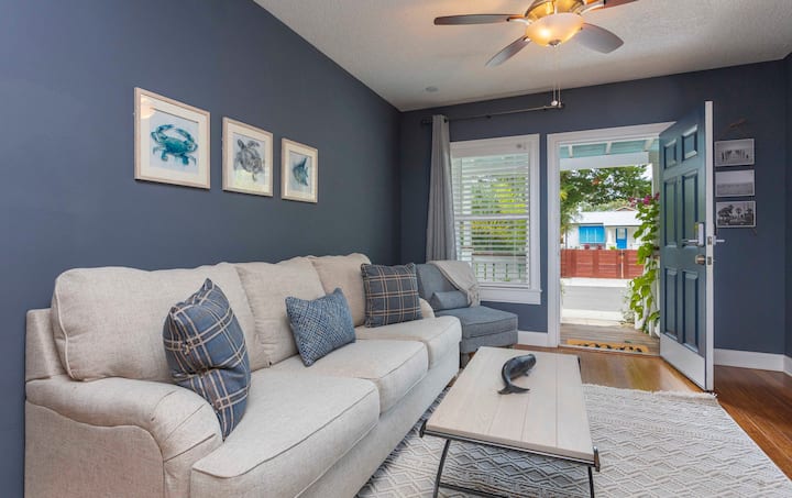 Ნათელი და მიმზიდველი მისაღები ოთახი  იდეალურია ოჯახთან ერთად დასასვენებლად, საყვარელი შოუების სტრიმინგისთვის ან დილის მშვიდი ყავის დასაგემოვნებლად