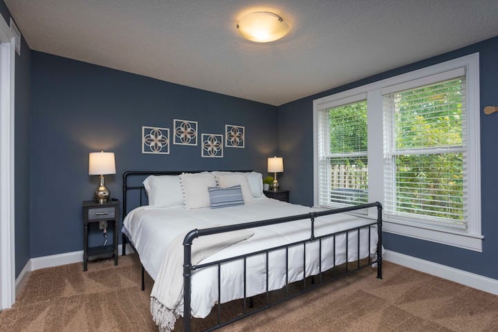 Ფართო მთავარი საძინებელი პლუშის საწოლით, ახალი თეთრეულითა და ბუნებრივი განათებით - იდეალური დასვენება ისტორიული ქალაქის დათვალიერების შემდეგ. 