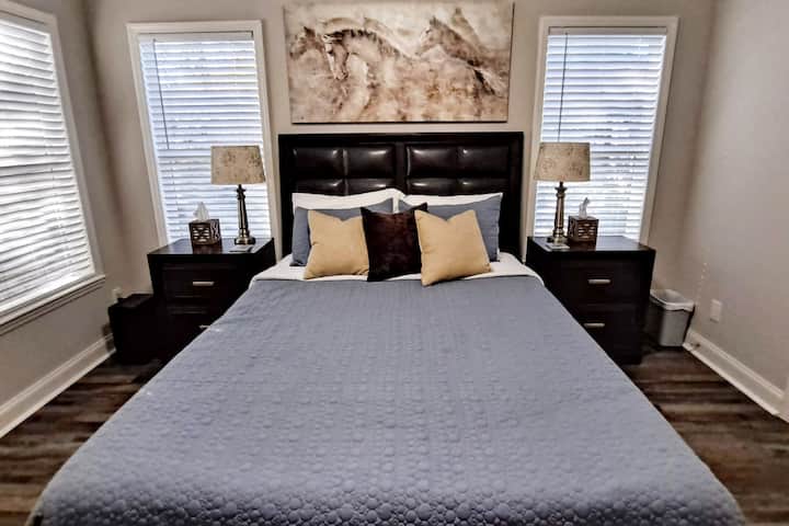 Master Bedroom- Zero-Gravity adjustable Queen-size bed.  65" Smart T.V. na upau wa sauti. Feni ya dari. Pakia-kucheza kwenye kabati.