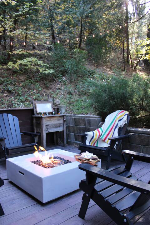 The Cowboy Cottage - 1 mile from Lake Gregory