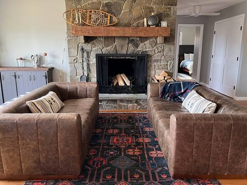 Modern Home: Hot Tub, Mountain Views & EV Charger