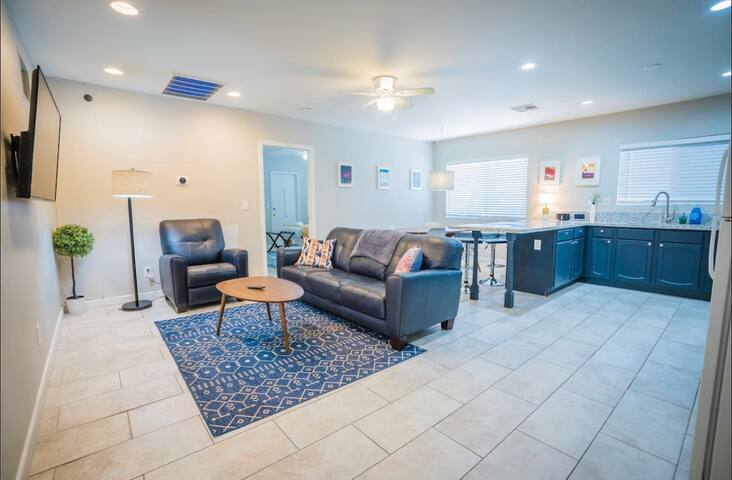 Modern/Vintage Home Getaway & near Strip gallery image 2