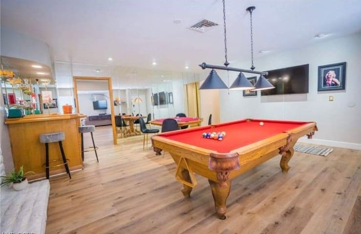 Modern/Vintage Home Getaway & near Strip