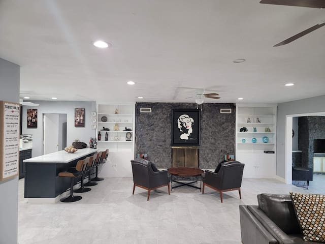 Modern 6 BR Near Strip – 10min