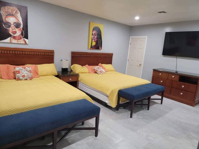 Modern 6 BR Near Strip – 10min gallery image 3