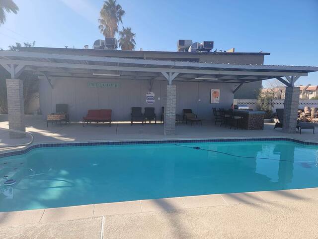 Modern 6 BR Near Strip – 10min gallery image 5