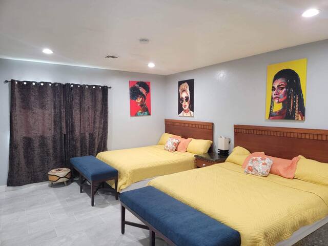 Modern 6 BR Near Strip – 10min gallery image 4