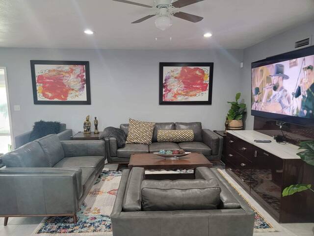 Modern 6 BR Near Strip – 10min gallery image 2