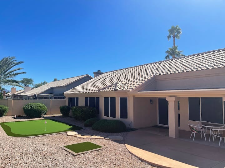 Cheerful 3bedroom home with private putting green Houses for Rent in