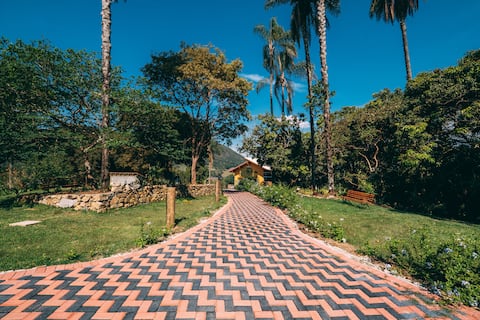 Casa de Campo com lazer , pássaros e muito verde.