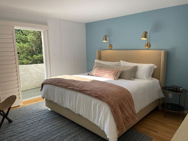 Lovely 2 Bedroom 2 Bath Santa Monica Condo