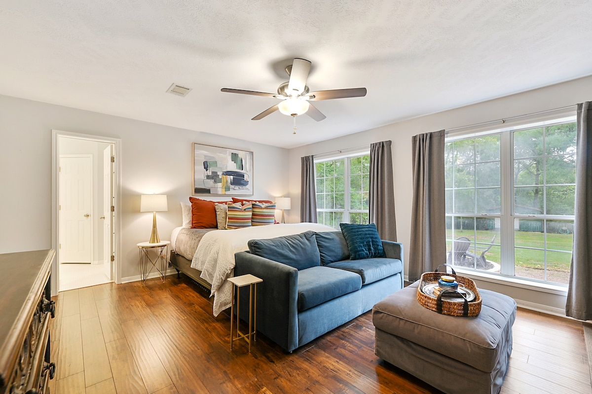 ห้องนอนพร้อมเตียงคิงไซส์อ่างอาบน้ำและโซฟาแบบดึงออกได้