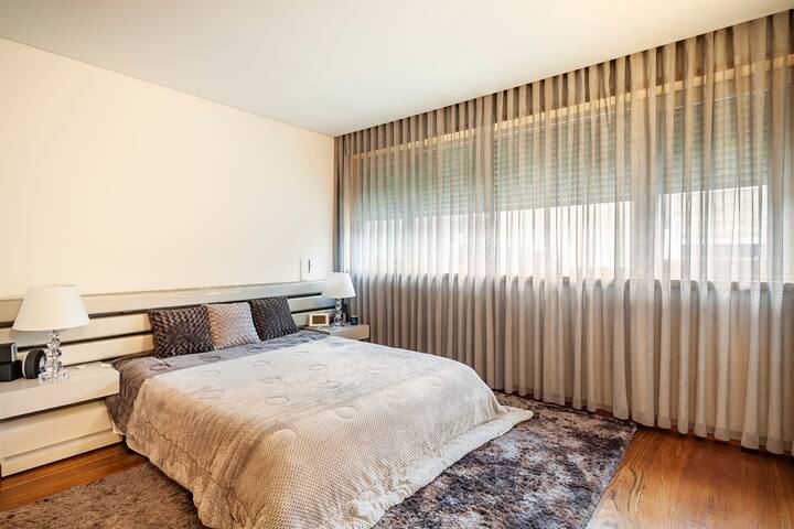 Superb apartment | River views | 2 parking spots gallery image 5