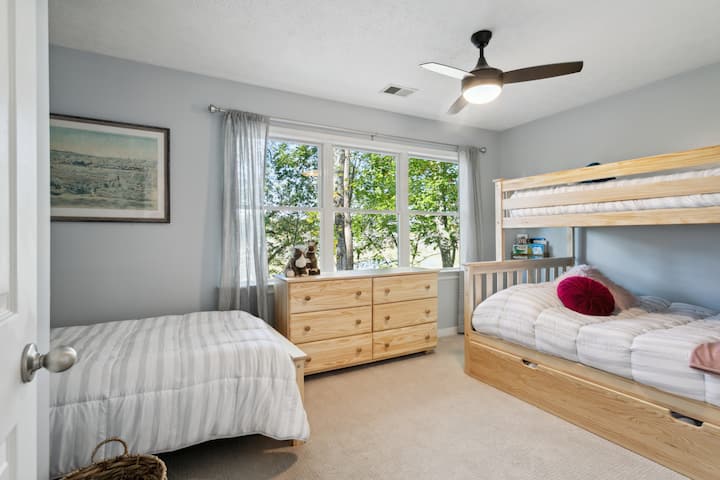 Дополнителен кревет под креветот на спрат!  Многу простор за децата. 