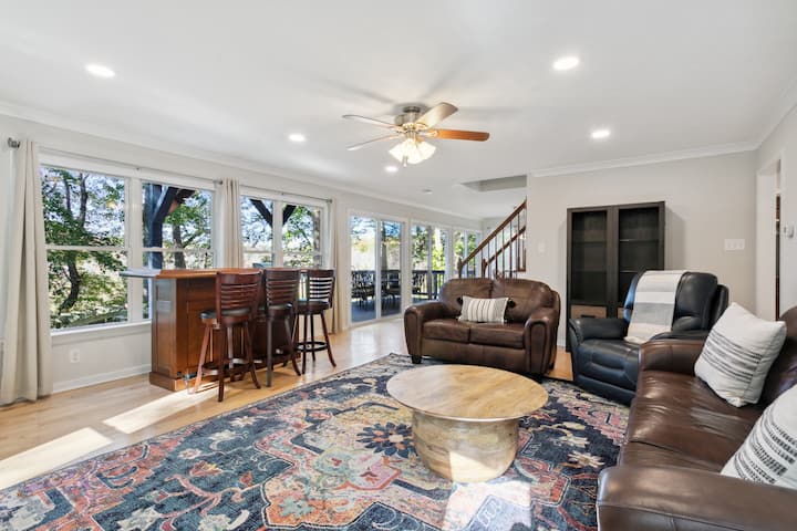 Бар простор за да уживате во пијалаци со семејството и пријателите! Легнато столче за порелаксирано време! 