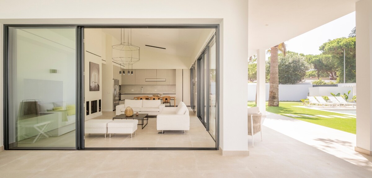 Anuncio de Airbnb popular: Villa on La Barrosa beach en Chiclana De La Frontera