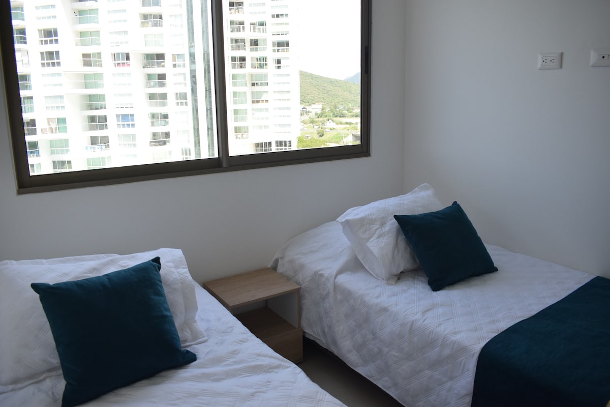 חדר 2: שתי מיטות יחיד. מיזוג אוויר.