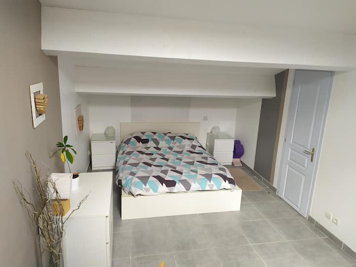 Chumba cha kwanza cha kulala: Kitanda cha watu wawili, 
Bafu lililo karibu
na kiyoyozi