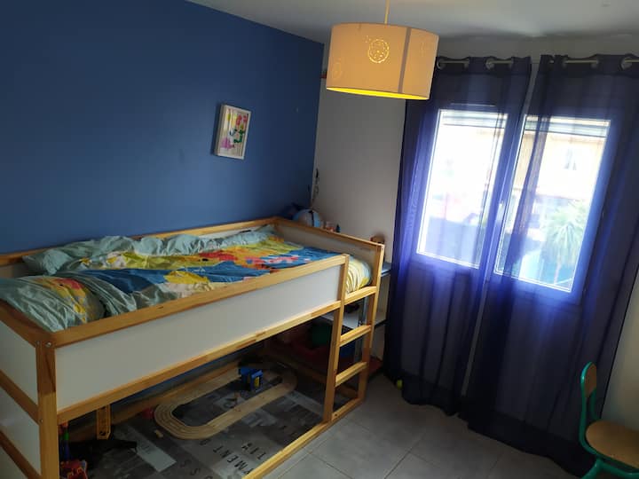 Chumba cha 5 cha kulala: kitanda cha mtu mmoja, 
Urefu wa takribani mita 1.20. 
Kiyoyozi