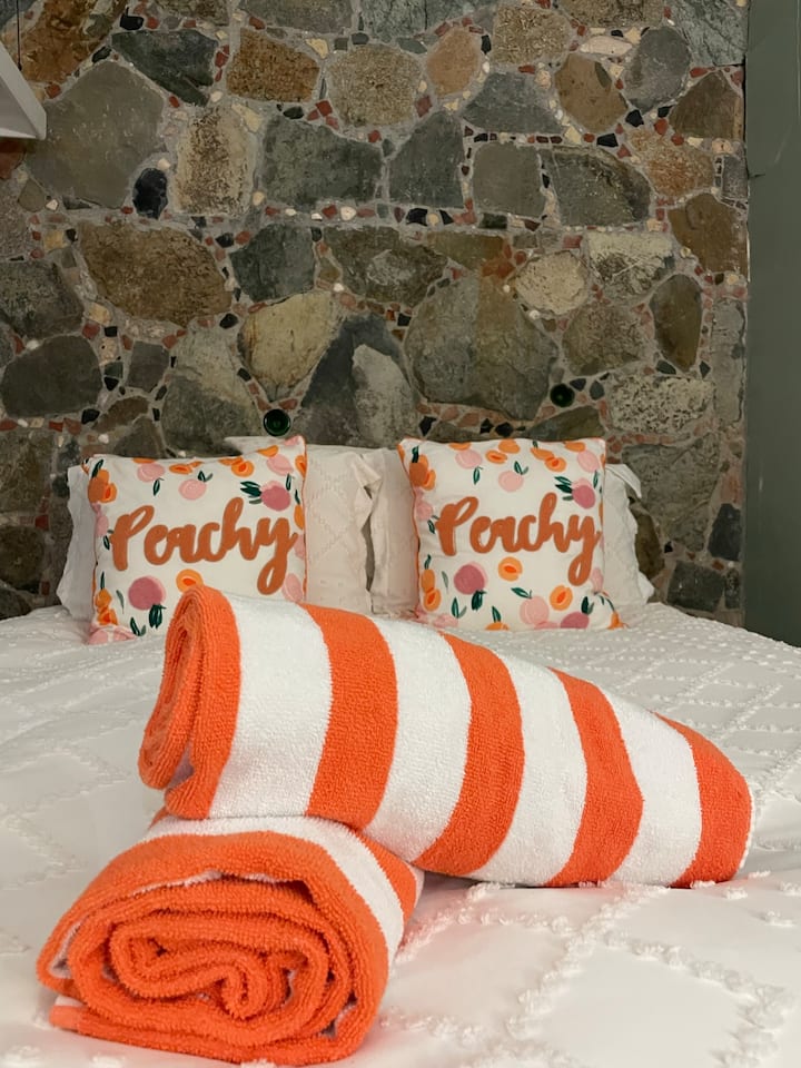 Rock Room Queen Bed (ცალკე საძინებლის გაყოფილი კონდიციონერი)