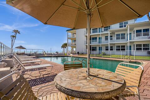 Stylish Beachside Studio~Sleeps 3~Pool~Gym~Parking