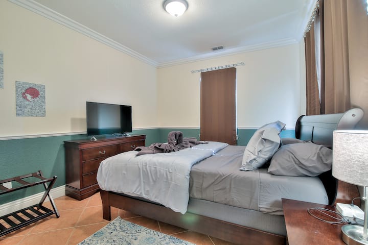 Kupaonica na glavnom katu u djelomično privatnom prostoru s malim hodnikom koji također vodi do kupaonice s WC-om.