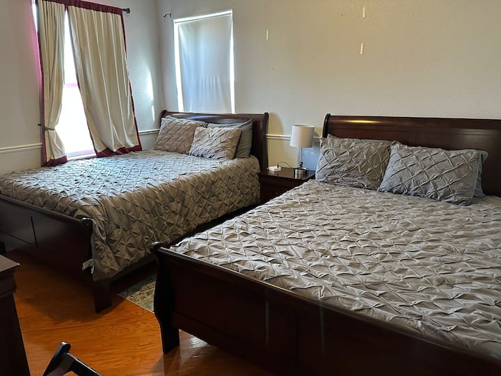 Jedna od spavaćih soba na katu s 2 bračna kreveta povezana je s vlastitom kupaonicom Jack i Jill koja se dijeli s drugom spavaćom sobom.