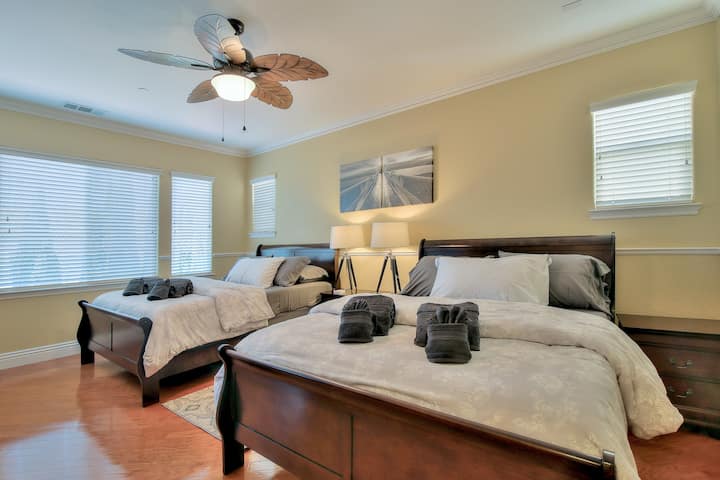 Ovo je primarna spavaća soba s dva bračna kreveta (160x200), vlastitom kupaonicom s kadom za kupanje, tušem, dvostrukim umivaonikom i umivaonikom te ormarom