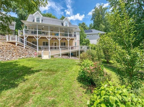 Mountain Views | Sleeps 18 | Fall Specials