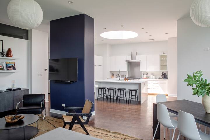 Unique Luxury Fulton Market Penthouse | Sleeps 32 gallery image 3