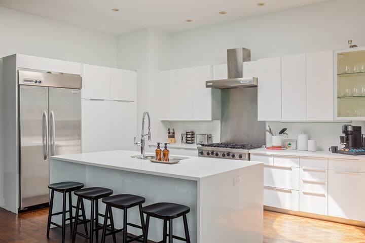 Unique Luxury Fulton Market Penthouse | Sleeps 32 gallery image 4