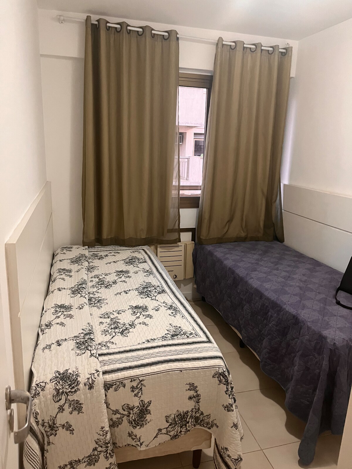 Chambre avec 2 lits simple, climatisation et placard.