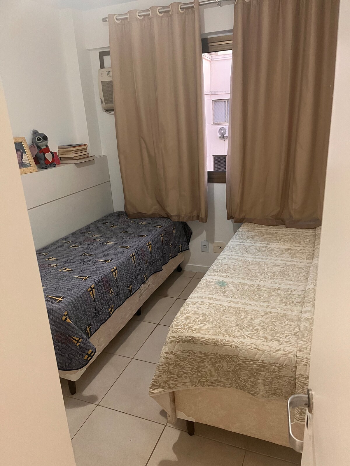 Chambre avec 2 lits simple, climatisation et placard.