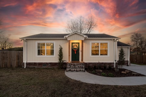Charming Cottage: Modern Amenities & Large Yard