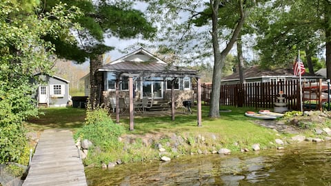 Cheerful waterfront cottage right on Taylor Lake